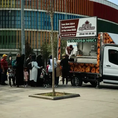 Hayırlar sahipleri adına İstanbul'da her noktada mobil araçlarla taze lokma dökümü ve dağıtımı