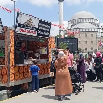 Hayır lokması döktürmek için cami önü hizmeti