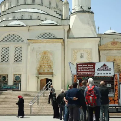 İstanbul’da cami çıkışı hayır lokması dağıtımı yapan mobil lokmacı aracı
