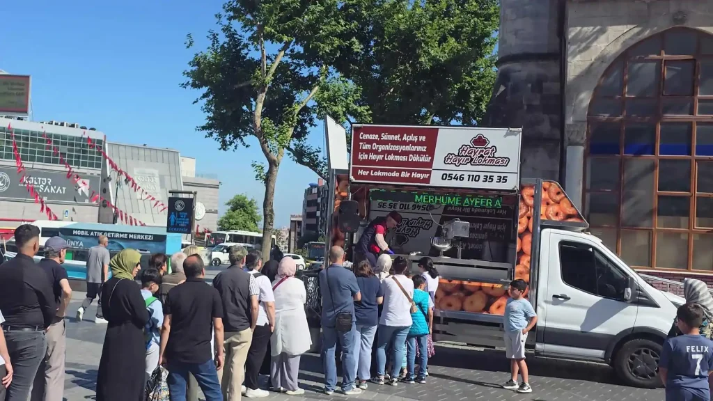 Cami çıkışında hayır lokması dağıtımı ve profesyonel lokmacı hizmeti